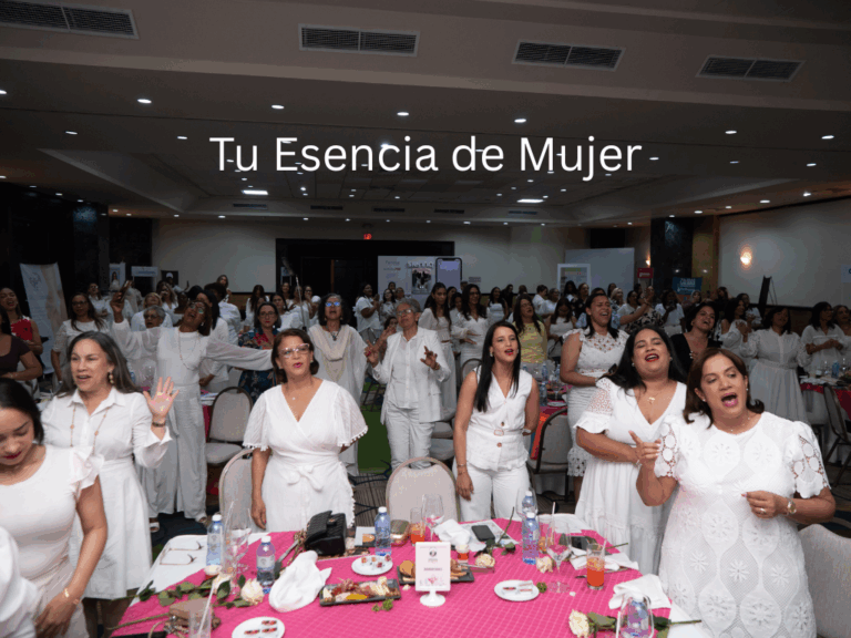 mujeres cantando vestidas de blanco en el evento esencia de mujer
